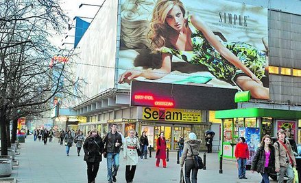 Zależne Simple oferujące odzież damską z wyższej półki mocno reklamuje swoją wiosenną kolekcję. Nie 
