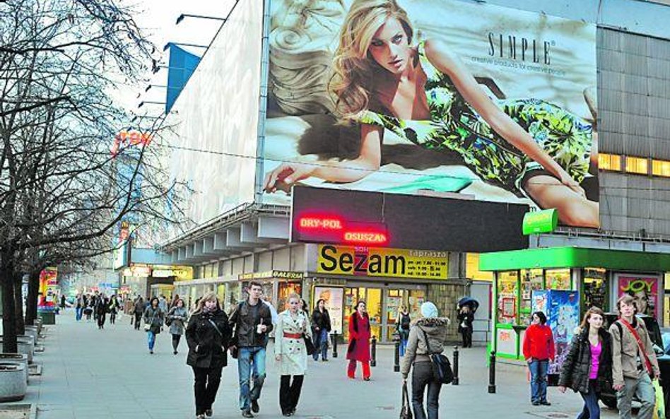 Zależne Simple oferujące odzież damską z wyższej półki mocno reklamuje swoją wiosenną kolekcję. Nie 