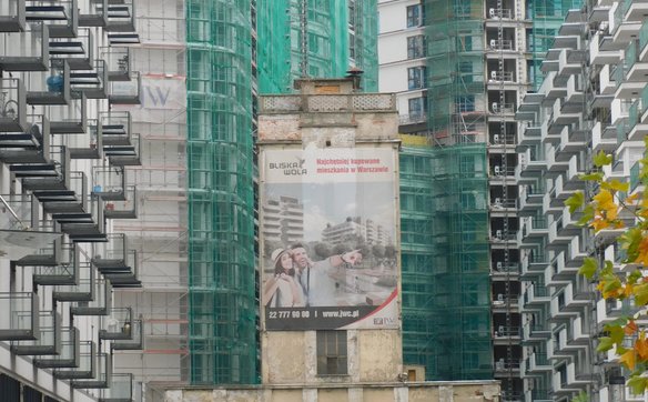 Z dawnej fabryki przetrwała tylko ona – wieża ciśnień. Na zdjęciu w okresie budowy Osiedla Bilska Wo