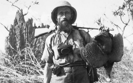 Sudan 1934r., Po polowaniu. Ze strzelbą na ramieniu i upolowanym ptakiem. Na szyi ma zawieszony apar