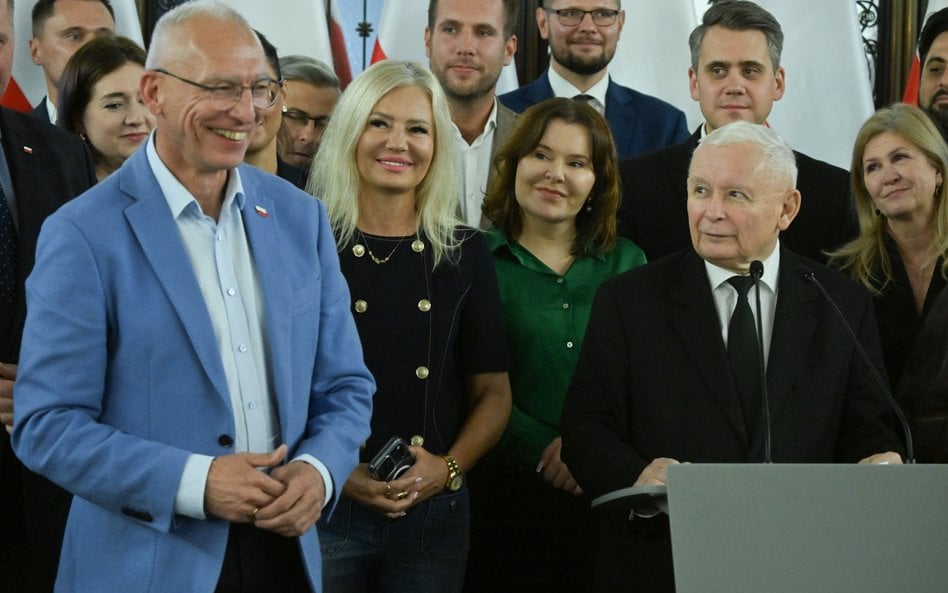Prezes Prawa i Sprawiedliwości Jarosław Kaczyński oraz nowy członek KP PiS Sławomir Skwarek
