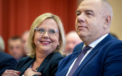 Minister klimatu i środowiska Anna Moskwa (L) i wicepremier, minister aktywów państwowych Jacek Sasi