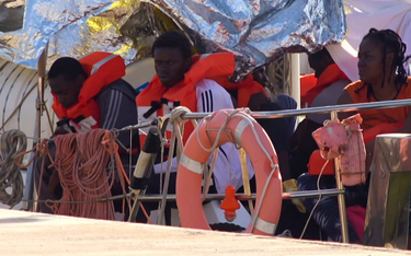 Włochy: Migranci zeszli z pokładu. Statek skonfiskowano