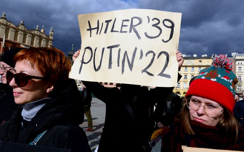 Protest w Krakowie po inwazji Rosji na Ukrainę