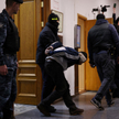 Jeden z podejrzewanych o atak na salę koncertową pod Moskwą jest prowadzony na salę sądową