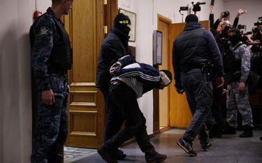 Jeden z podejrzewanych o atak na salę koncertową pod Moskwą jest prowadzony na salę sądową