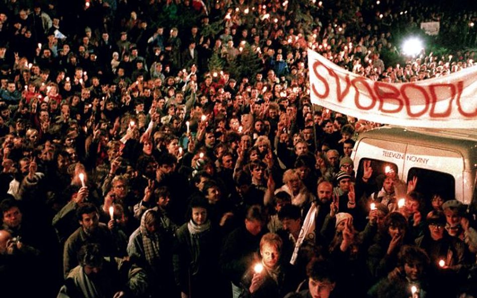 Studenci demonstrujący w Pradze 17 listopada 1989 r. (fot: LUBOMIR KOTEK)
