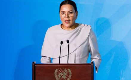 Lalla Hasna jest trzecią córką zmarłego w 1999 roku króla Maroka Hassana II i jego drugiej żony, Lal