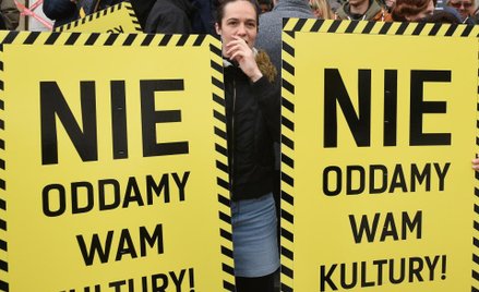 Manifestacja pod hasłem "Nie oddamy wam kultury" na schodach głównych warszawskiego Pałacu Kultury i