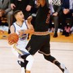 Stephen Curry z Golden State Warriors atakuje kosz, do którego dostępu broni LeBron James z Clevelan