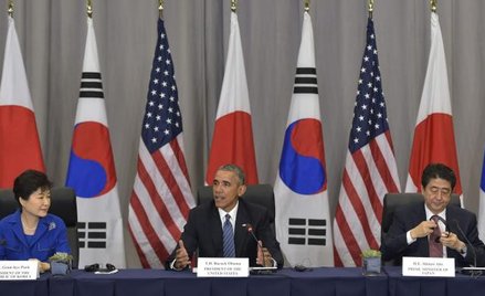 Barack Obama spotkał się z prezydent Korei Płd. Park Geun-Hye (z lewej) i premierem Japonii Shinzo A