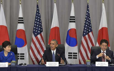 Barack Obama spotkał się z prezydent Korei Płd. Park Geun-Hye (z lewej) i premierem Japonii Shinzo A