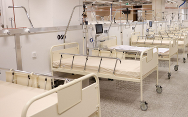 Łóżka szpitalne znów przekształcane w covidowe