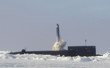 Odpalenie pocisku balistycznego R-29RMU2 z pokładu wynurzonego okrętu podwodnego o napędzie jądrowym
