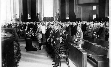 Po śmierci Józefa Piłsudskiego (12 maja 1935 r.), w dniu oficjalnego pogrzebu Marszałka w Polsce, w 