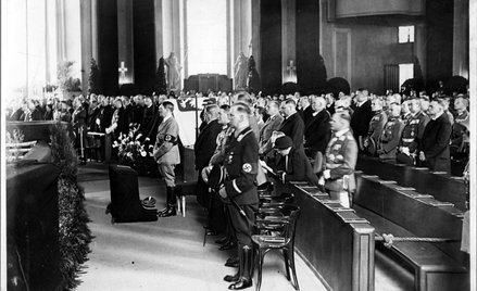 Po śmierci Józefa Piłsudskiego (12 maja 1935 r.), w dniu oficjalnego pogrzebu Marszałka w Polsce, w 