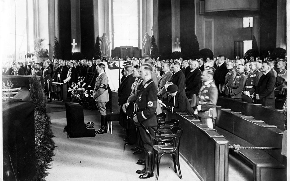 Po śmierci Józefa Piłsudskiego (12 maja 1935 r.), w dniu oficjalnego pogrzebu Marszałka w Polsce, w 