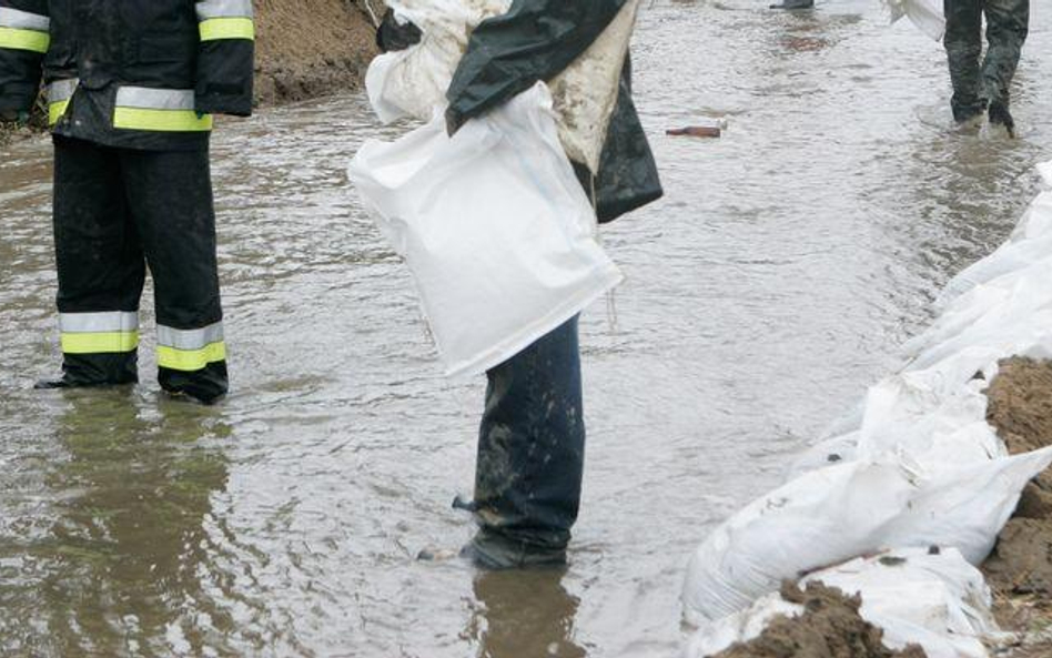 Strażacy walczą z cofką w powiecie elbląskim