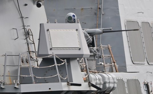 Nowa wersja systemu walki elektronicznej AN/SLQ-32(V)6 z dwiema ścianowymi antenami zainstalowana na