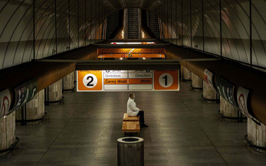 Opustoszałe metro w Pradze. W Czechach zmarło na koronawirusa 30 razy mniej ludzi niż w bliskiej pod