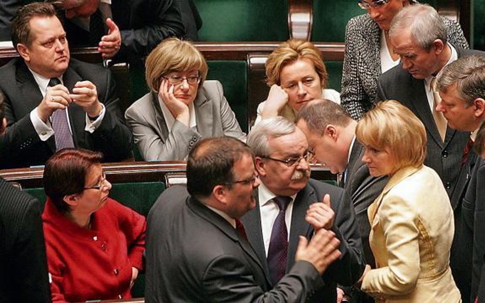 W wyniku przyjętej przez Sejm ustawy subwencja dla PO zmniejszy się o 44 proc., dla PiS o 41. Na zdj