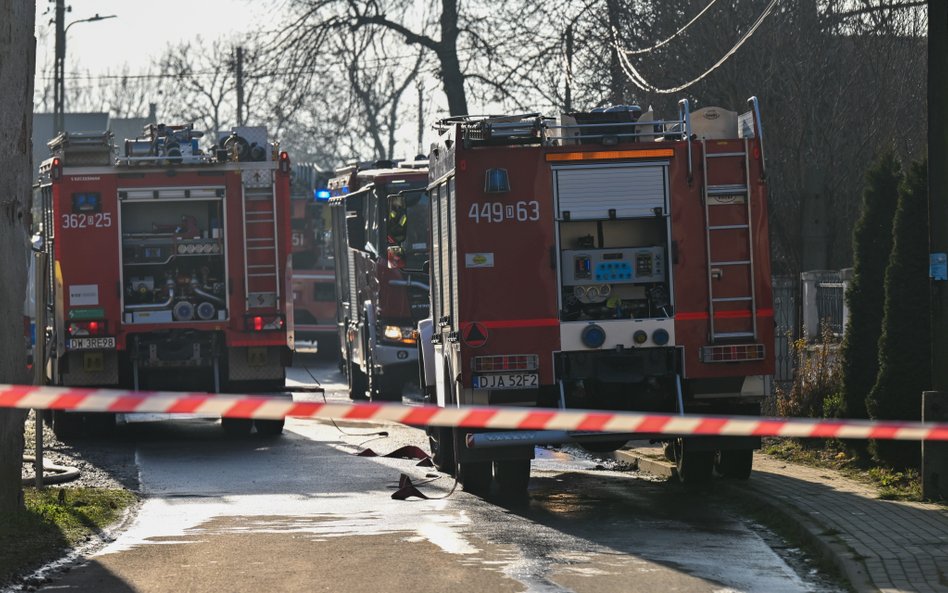 Służby na miejscu pożaru w miejscowości Skała na powiecie Jaworskim na Dolnym Śląsku. Jedna osoba zg