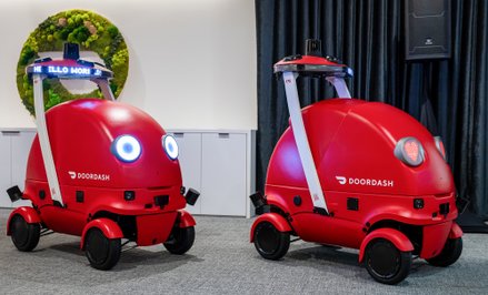 Autonomiczne boty dostawcze, podczas prezentacji DoorDash Inc. w siedzibie firmy w San Francisco w K