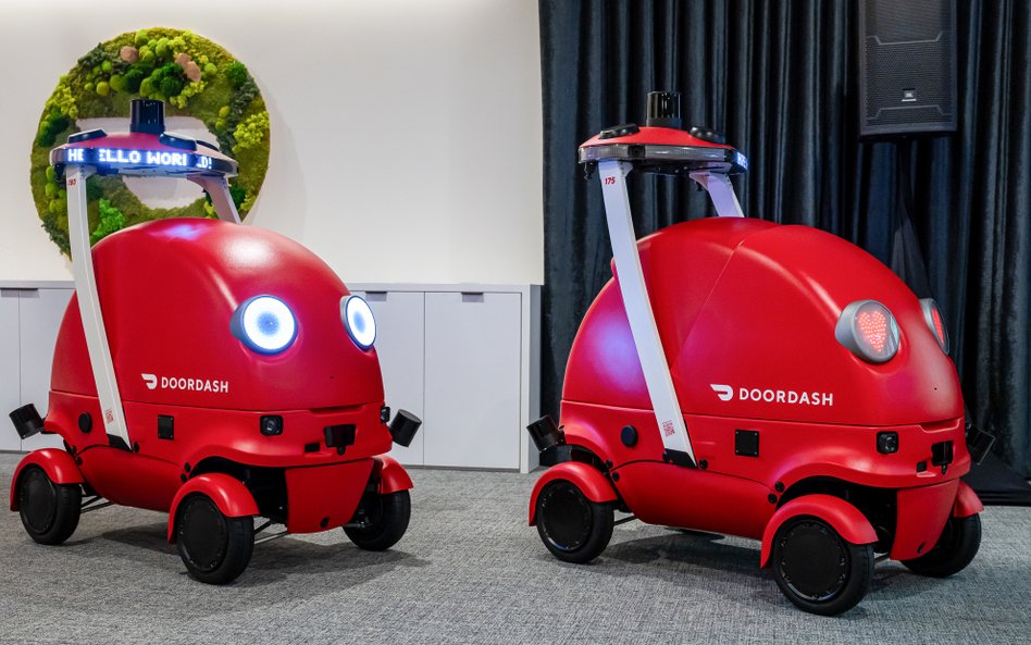 Autonomiczne boty dostawcze, podczas prezentacji DoorDash Inc. w siedzibie firmy w San Francisco w K