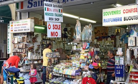 Każdego roku do miejsc świętych na świecie podróżuje 300 mln pielgrzymów. Na zdjęciu: stragany w Lou