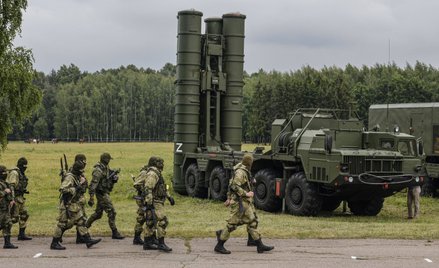 Rosyjscy żołnierze przed systemem rakietowym S-300 w obwodzie moskiewskim, fot. ilustracyjna z 30 cz