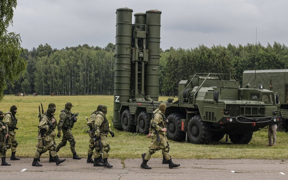 Rosyjscy żołnierze przed systemem rakietowym S-300 w obwodzie moskiewskim, fot. ilustracyjna z 30 cz