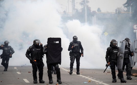 Funkcjonariusze policji podczas protestu przed ambasadą USA w Bogocie