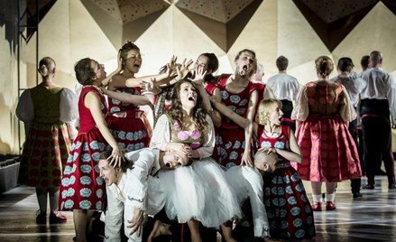 „Halka”, scena zbiorowa, w środku siedzi Ilona Krzywicka