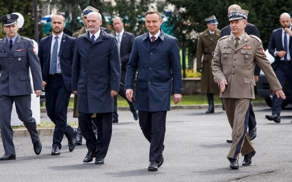 Antoni Macierewicz i Andrzej Duda. Na zdjęciu prezydent i minister z generałem Mieczysławem Gocułem,