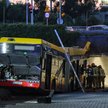 Autobus, który uległ wypadkowi w Warszawie, zatrzymał się w przejściu podziemnym