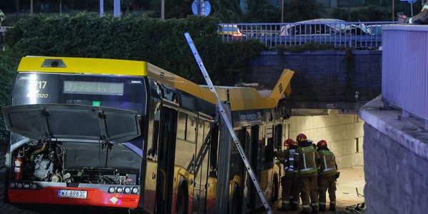 Autobus 7717 był wielokrotnie naprawiany przed wjazdem do przejścia podziemnego w Warszawie