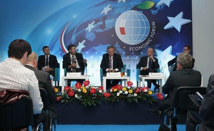 Od lewej: Zbigniew Jagiełło - prezes zarządu PKO BP, Daniel Hamilton - dyrektor Centrum Badań nad Re