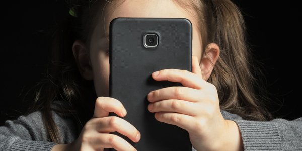 Konta na „socialach” mają 10-latki. Eksperci: samo podniesienie granicy wieku nic nie da