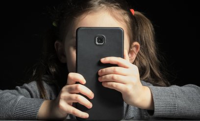 Konta na „socialach” mają 10-latki. Czy podniesienie granicy wieku coś da?