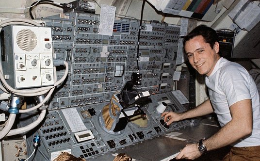 Ed Gibson na pokładzie Skylabu.