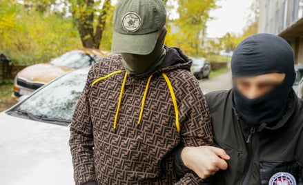 Zatrzymany twórca marki Red is Bad Paweł S. (L) podczas doprowadzenia do siedziby Śląskiego Wydziału