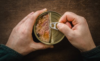 Tuszonka podejrzanej jakości. Co rosyjski żołnierz je w okopach na Ukrainie
