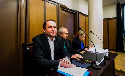 Dobry garnitur i ironiczny uśmiech. Kamil Durczok w warszawskim sądzie. Sprawa przeciwko „Wprost”