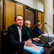 Dobry garnitur i ironiczny uśmiech. Kamil Durczok w warszawskim sądzie. Sprawa przeciwko „Wprost”