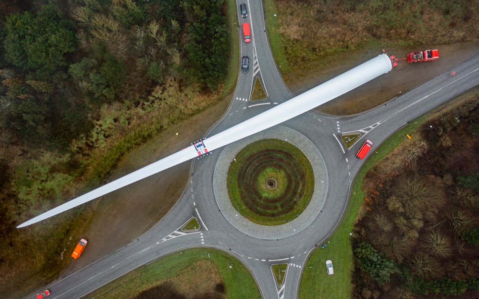 Transport łopaty turbiny wiatrowej. To wiele mówi o skali powierzchni potrzebnej do składowania elem