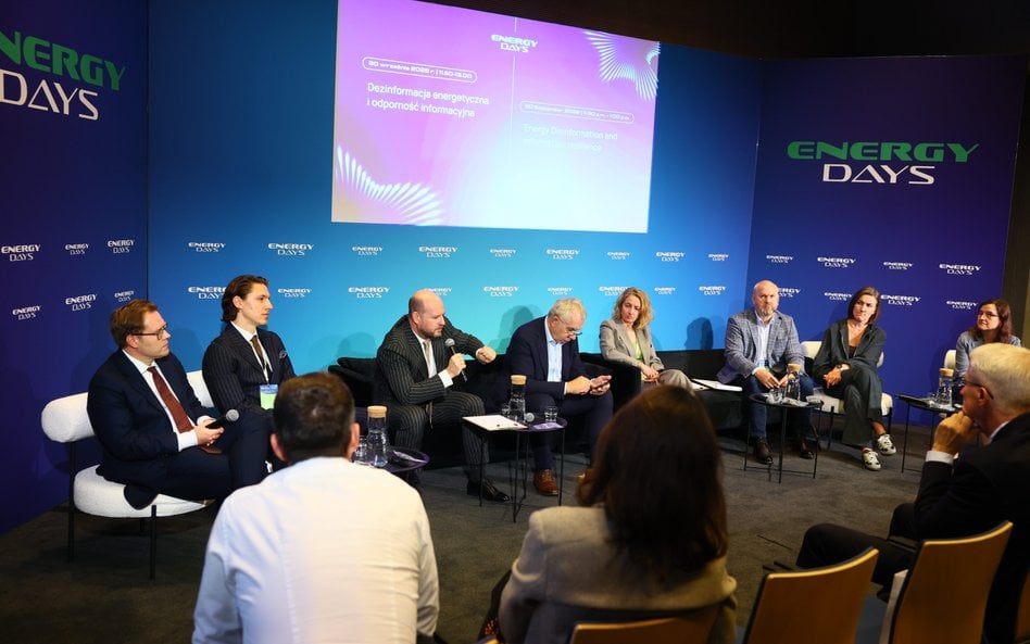 Uczestnicy panelu wyliczali zagrożenia dezinformacyjne, jakie pojawiają się w sieci w odniesieniu do