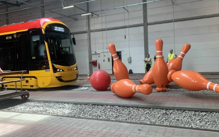 Tramwajowe kręgle w akcji. Precyzja motorniczego to klucz do sukcesu w tej dynamicznej konkurencji