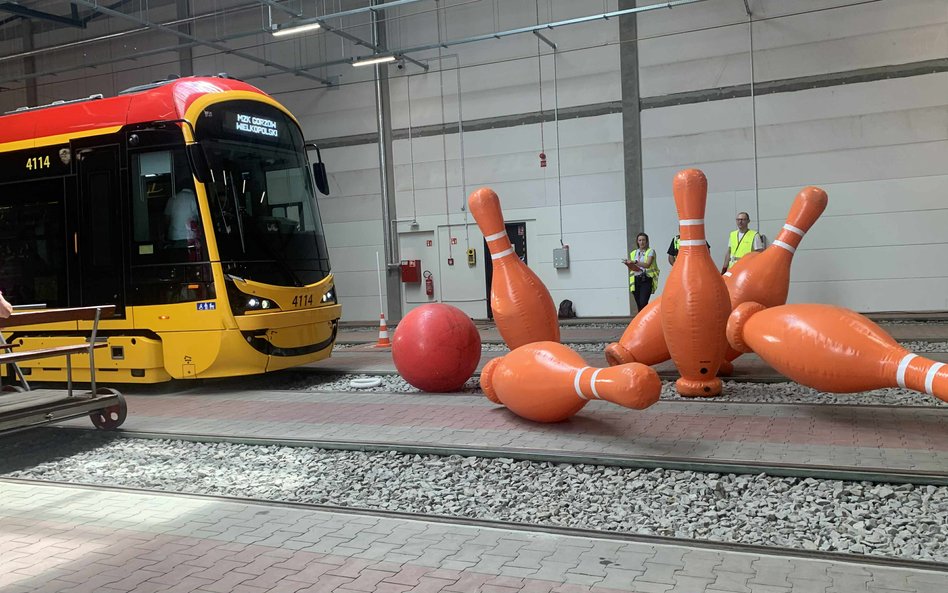 Tramwajowe kręgle w akcji. Precyzja motorniczego to klucz do sukcesu w tej dynamicznej konkurencji