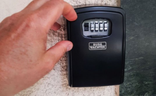 Żeby dostać się do klucza trzeba znać kod do skrzyneczki w której jest urkyty