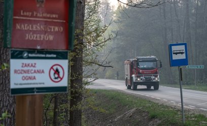 Od wtorkowego popołudnia strażacy walczą z pożarem lasu w pow. biłgorajskim w nadleśnictwie Józefów,